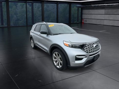 Used 2020 Ford Explorer Platinum w/ Premium Technology Package image 2