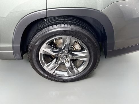Used 2017 Toyota Highlander Limited Platinum FWD image 21