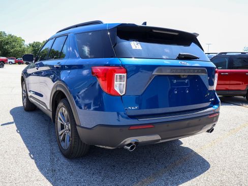 Used 2023 Ford Explorer XLT w/ Equipment Group 202A AWD/4WD image 3