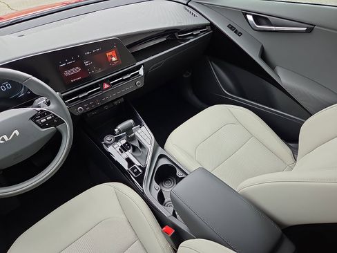 Used 2025 Kia Niro EX image 12
