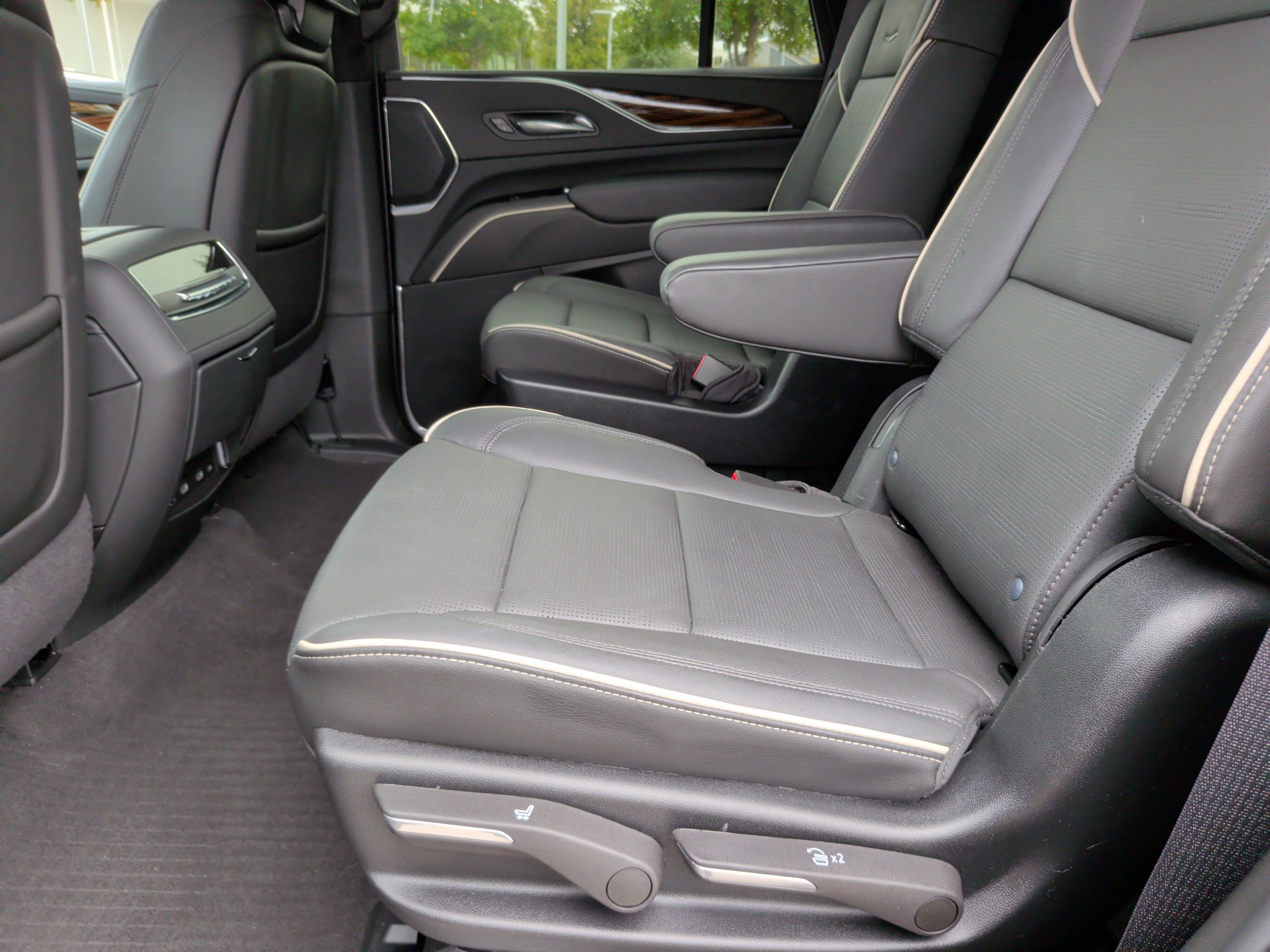 Used 2024 Cadillac Escalade Premium Luxury AWD/4WD image 38
