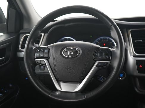 Used 2019 Toyota Highlander XLE AWD/4WD image 18