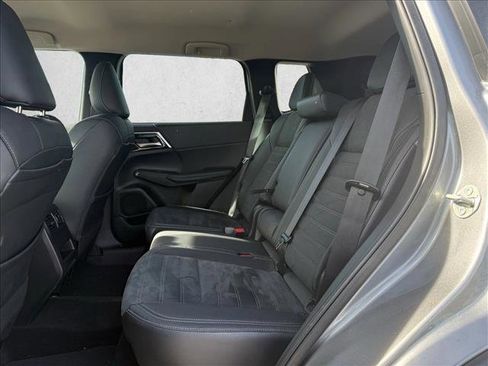 Used 2023 Mitsubishi Outlander SE image 17