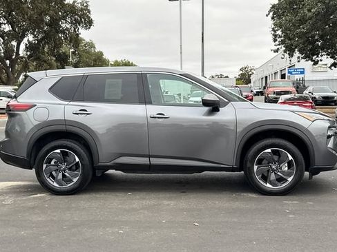 Used 2025 Nissan Rogue SV FWD image 3