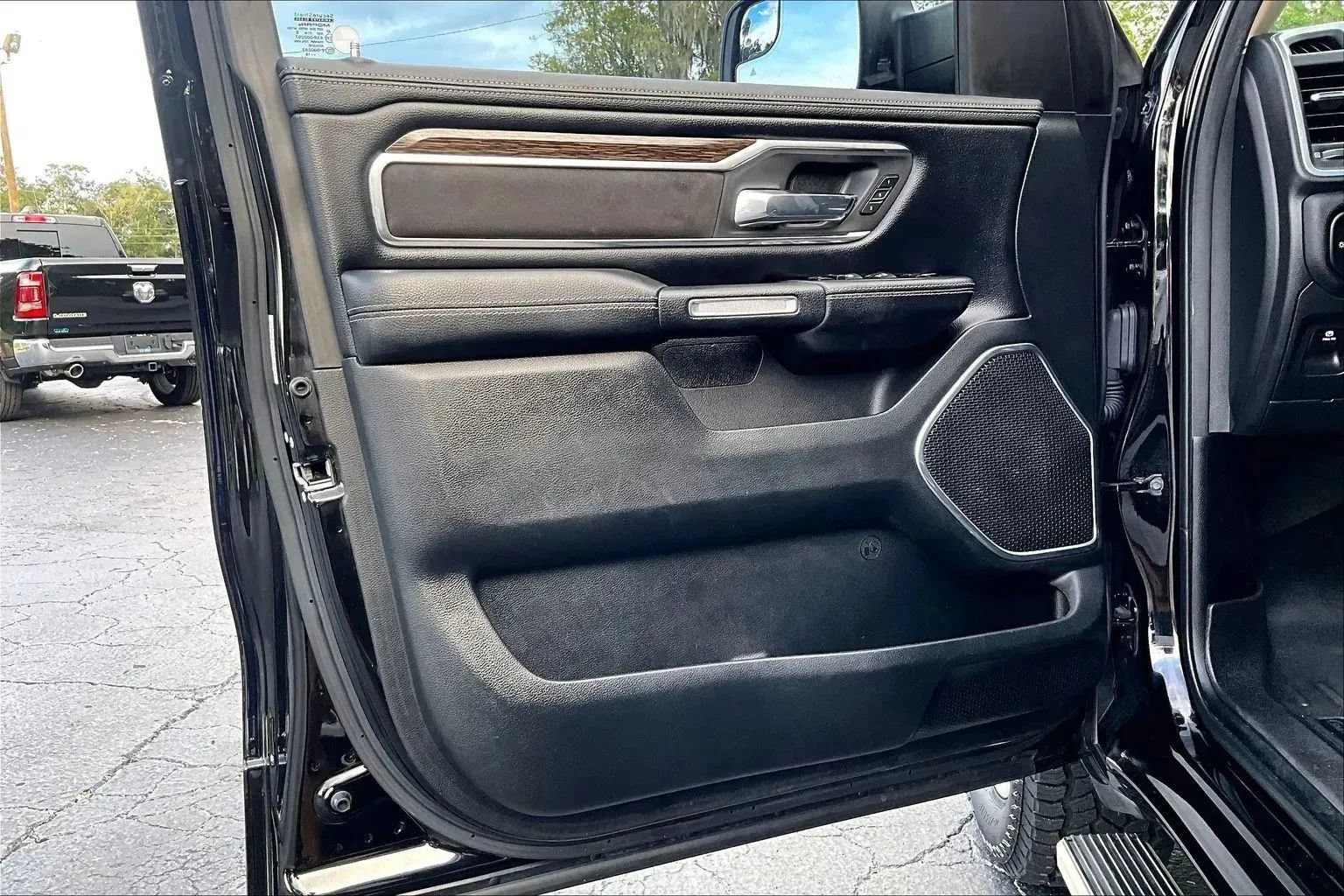 Used 2019 RAM 1500 Laramie AWD/4WD image 17