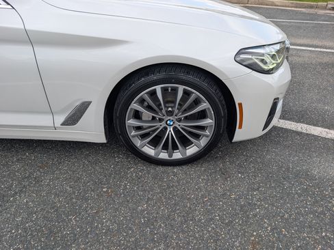 Used 2022 BMW 530i xDrive w/ Premium Package image 9