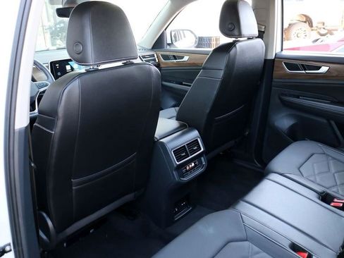 Used 2025 Volkswagen Atlas SE image 18