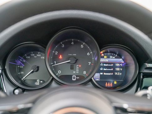 Certified 2025 Porsche Macan image 13