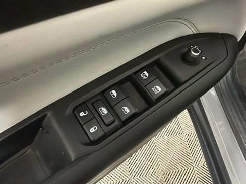 Used 2023 Jeep Compass Limited w/ Sun and Sound Group AWD/4WD image 11
