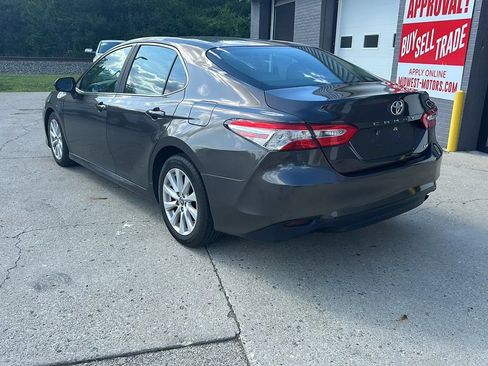 Used 2018 Toyota Camry LE FWD image 3