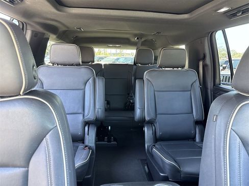 Used 2022 GMC Yukon XL SLT w/ SLT Premium Package image 30