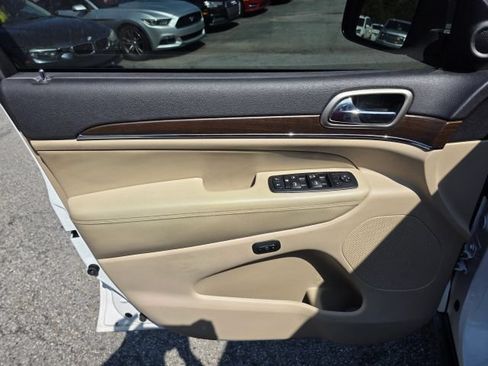 Used 2015 Jeep Grand Cherokee Limited w/ Luxury Group II RWD image 11