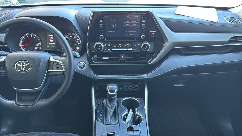 Used 2022 Toyota Highlander LE FWD image 9