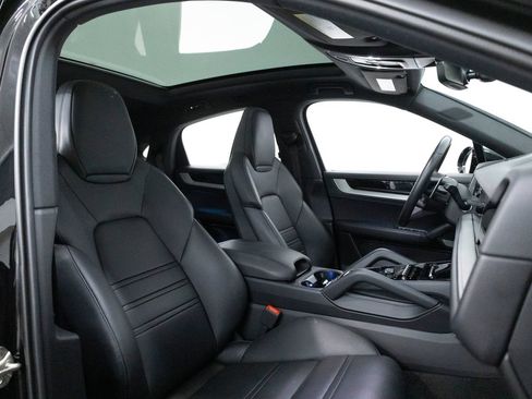 Certified 2025 Porsche Cayenne S AWD/4WD image 37