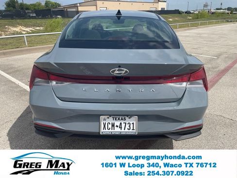 Used 2022 Hyundai Elantra SEL w/ Convenience Package FWD image 4
