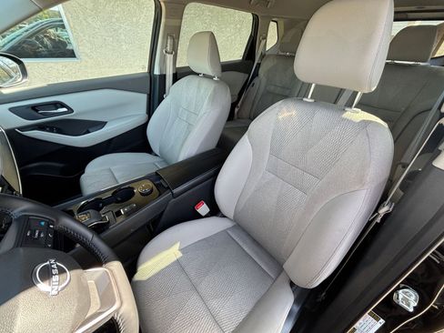 Used 2025 Nissan Rogue SV image 38