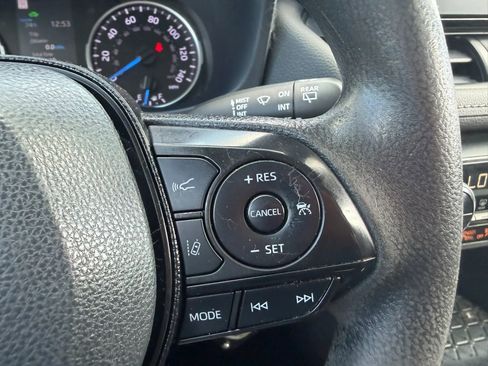 Used 2021 Toyota RAV4 LE AWD/4WD image 14
