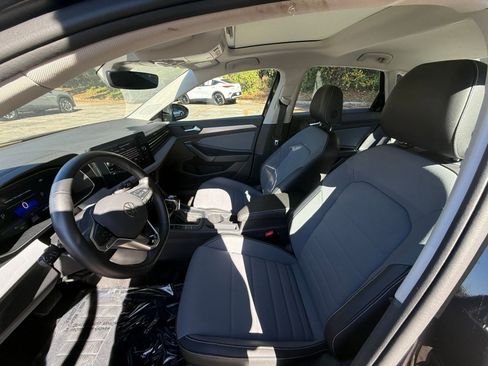 Used 2025 Volkswagen Jetta SE image 27