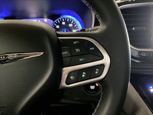 Used 2023 Chrysler Pacifica Limited image 18