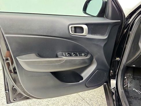 Used 2023 Hyundai Venue FWD image 10