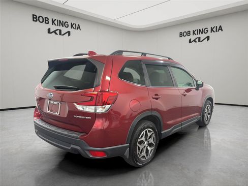Used 2019 Subaru Forester Premium w/ All-Weather Package AWD/4WD image 5