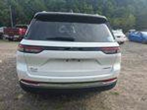 Used 2023 Jeep Grand Cherokee Laredo AWD/4WD image 5