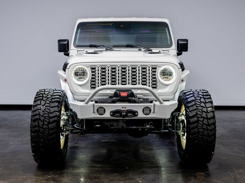 Used 2024 Jeep Wrangler Unlimited Rubicon w/ Capability Package image 2