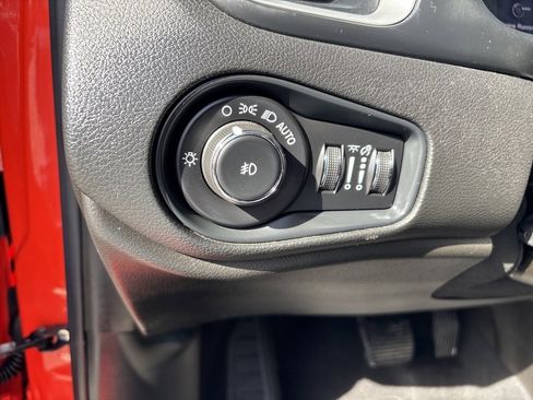 Used 2020 Jeep Renegade Latitude w/ Cold Weather Group image 20