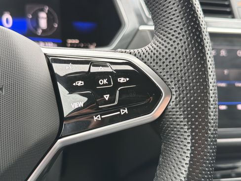 Used 2022 Volkswagen Tiguan SE R-Line image 38