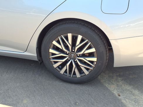 Used 2025 Nissan Altima 2.5 SV FWD image 19