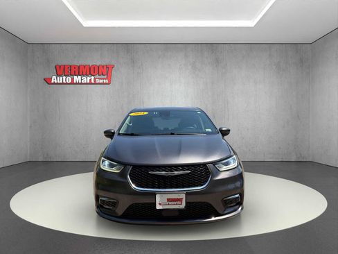 Used 2023 Chrysler Pacifica Touring-L FWD image 2