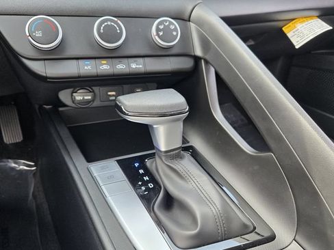 Used 2025 Hyundai Elantra SE FWD image 20