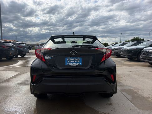 Used 2019 Toyota C-HR XLE FWD image 8