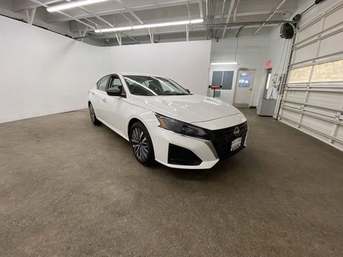 Used 2025 Nissan Altima 2.5 SV image 8