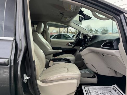 Used 2019 Chrysler Pacifica Touring-L image 11