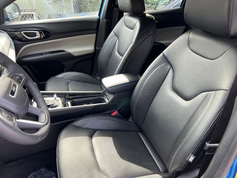 Used 2025 Jeep Compass Limited image 32