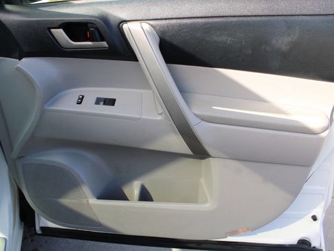 Used 2011 Toyota Highlander SE image 8