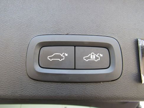 Used 2022 Volvo XC40 P8 Recharge Plus image 28