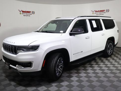 Used 2023 Jeep Wagoneer L Series II AWD/4WD image 13