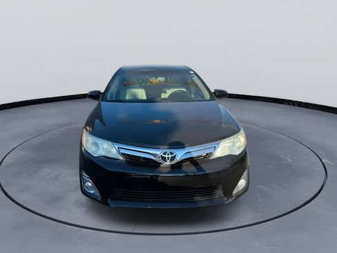Used 2014 Toyota Camry XLE w/ Leather Package FWD image 2