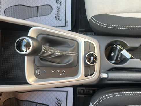 Used 2025 Hyundai Venue SEL FWD image 28