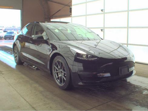 Used 2021 Tesla Model 3 Standard Range Plus image 4