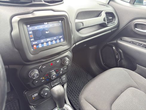 Used 2019 Jeep Renegade Altitude w/ Quick Order Package 2XM AWD/4WD image 21