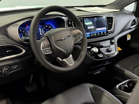 New 2026 Chrysler Pacifica Select image 18