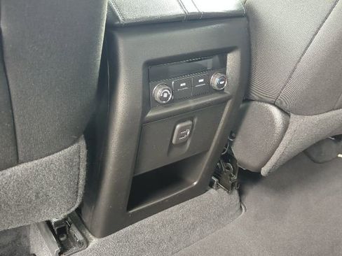 Used 2023 Chevrolet Traverse LT FWD image 23