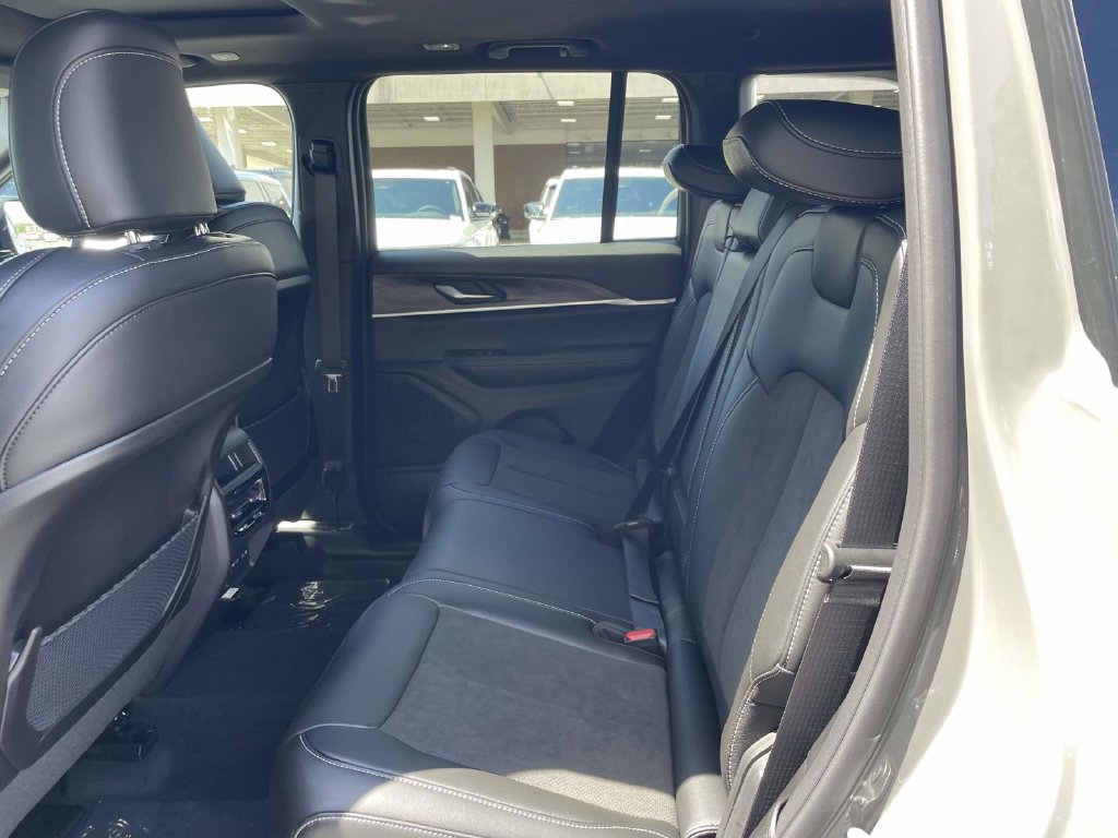 New 2027 Jeep Grand Cherokee Altitude AWD/4WD image 20