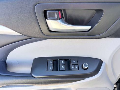 Used 2019 Toyota Highlander XLE AWD/4WD image 20