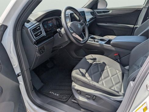 Used 2025 Volkswagen Atlas Cross Sport SE FWD image 10