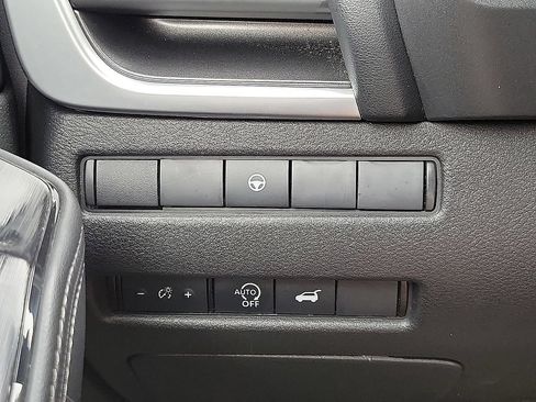 Used 2025 Nissan Rogue SV FWD image 13