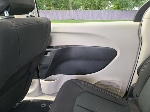 Used 2023 Chrysler Voyager LX FWD image 13